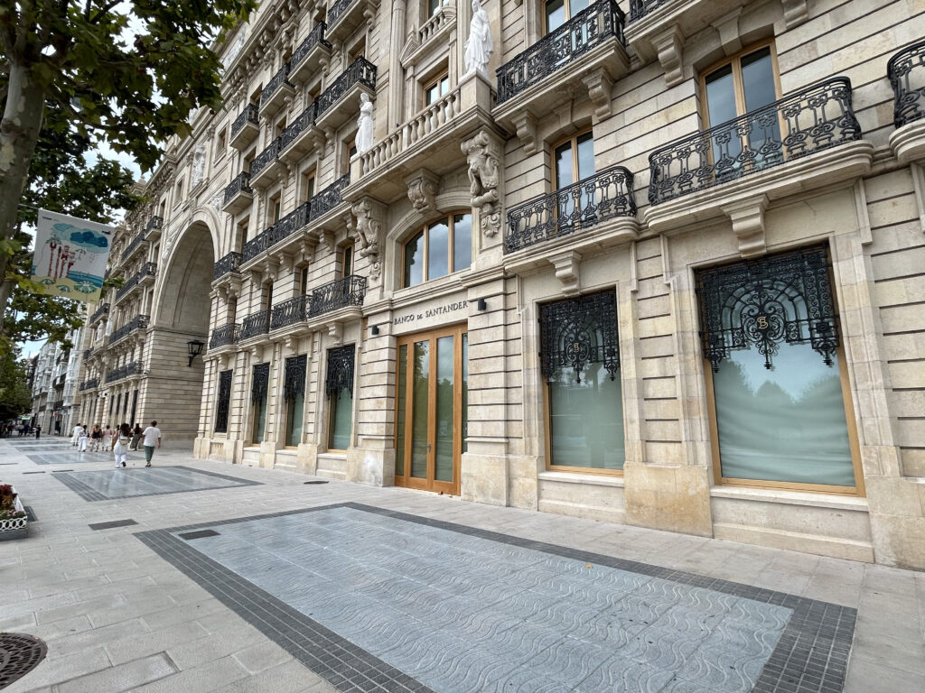 Lateral de un museo de piedra. Museo Faro Santander