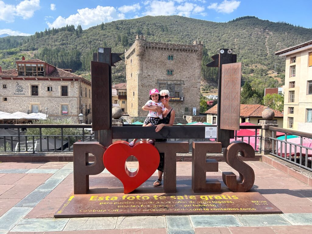 Niña y mujer sobre unas letras que pone Potes