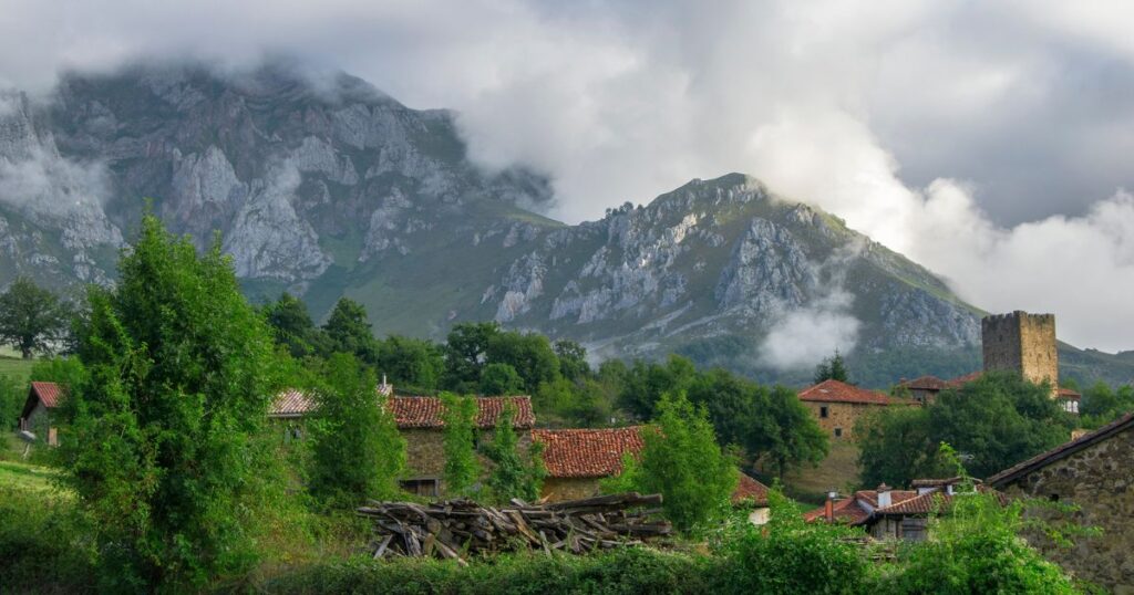 Mogrovejo. Casas, montañas y mucha vegetación