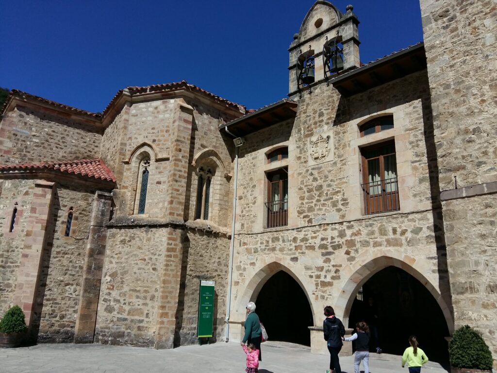 Monasterio de piedra. Santo Toribio de Liébana en Potes