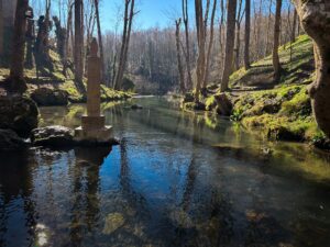 Nacimiento de un río y el monolito de una virgen