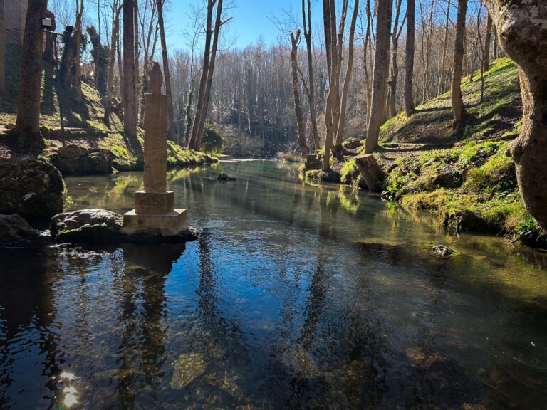 Nacimiento de un río y el monolito de una virgen