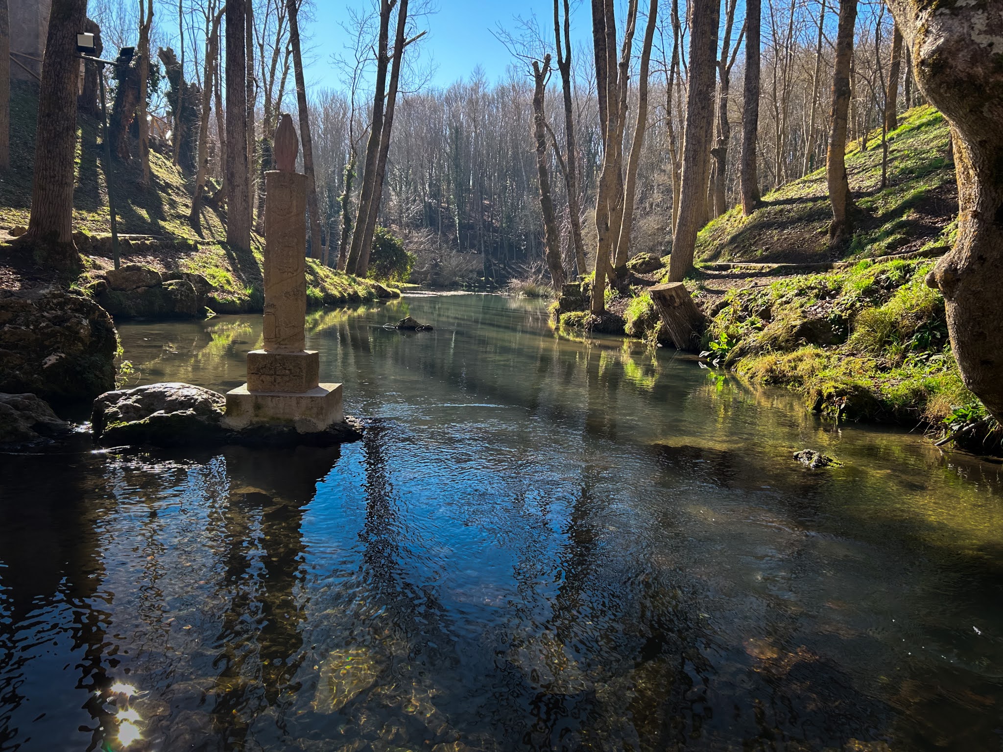 Nacimiento de un río y el monolito de una virgen