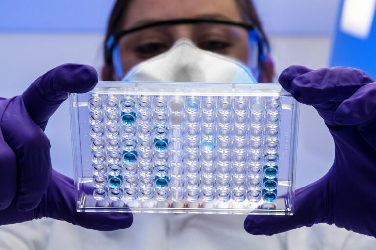 Científica haciendo experimento