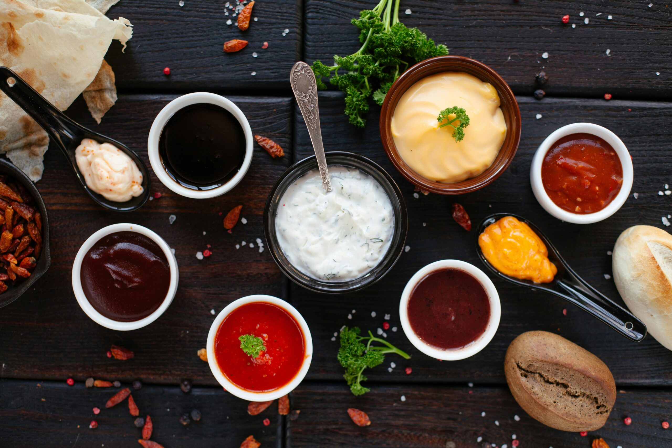 Diferentes tipos de salsas para una barbacoa