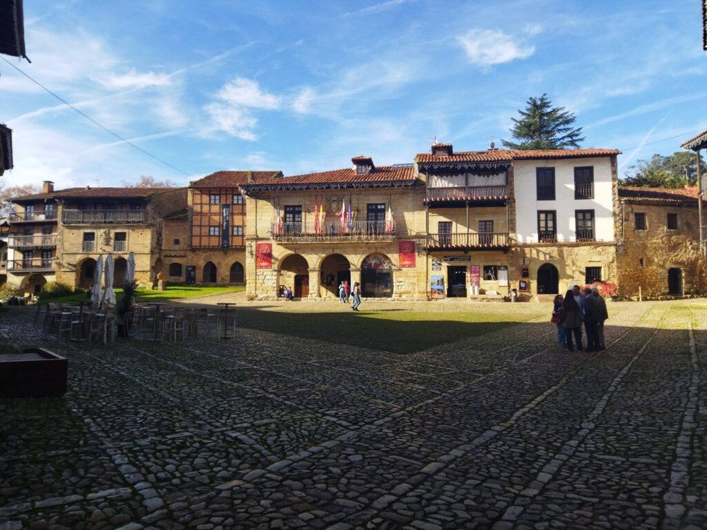 suelo empedrado y casonas. Santillana del Mar