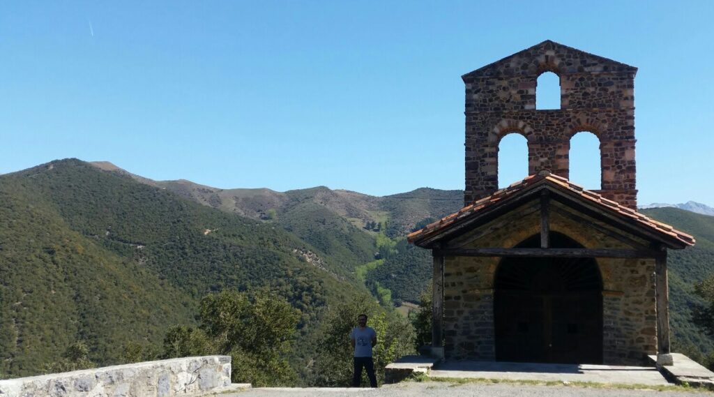 Iglesia y chico haciéndose una foto