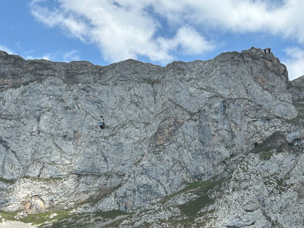 Montaña y teleférico. Fuente Dé