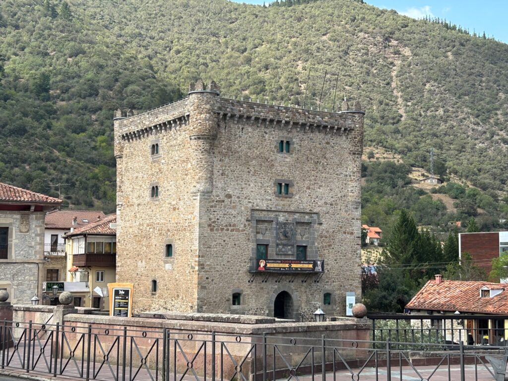 Torre medieval en Potes. Torre del Infantado