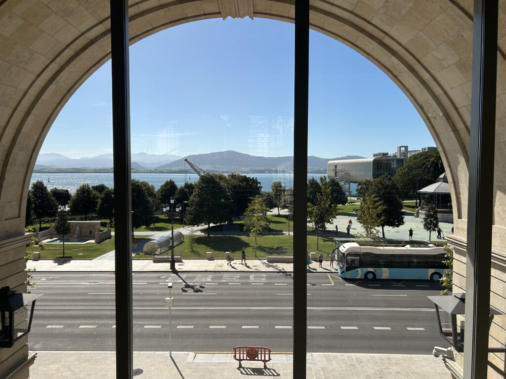 Vista desde el interior de un museo. Faro Santander
