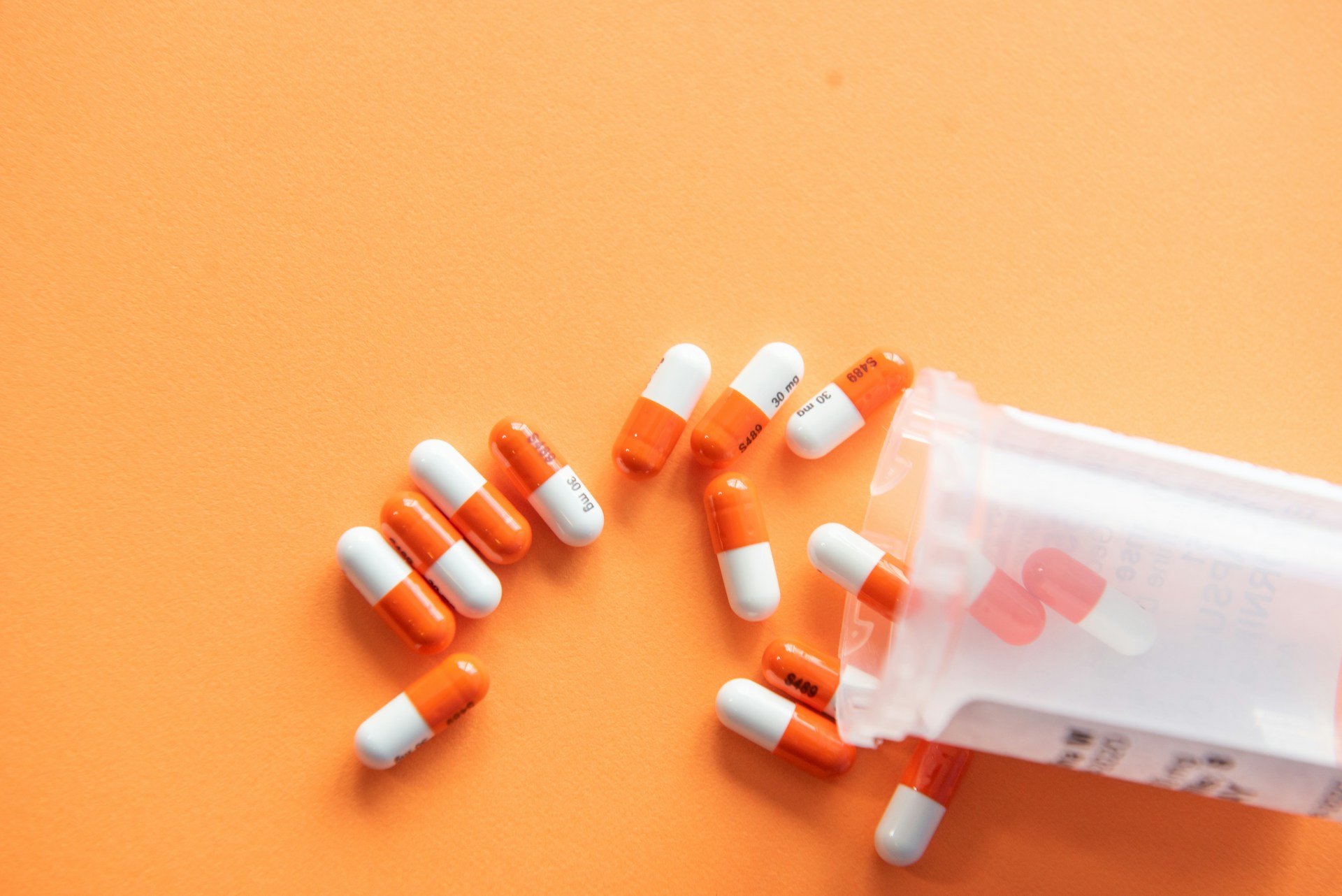 bote con pastillas caídas