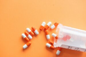 bote con pastillas caídas