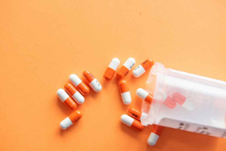 bote con pastillas caídas