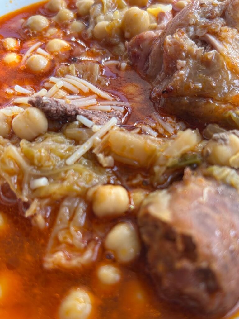 cocido de garbanzos con chorizo, costilla y verduras